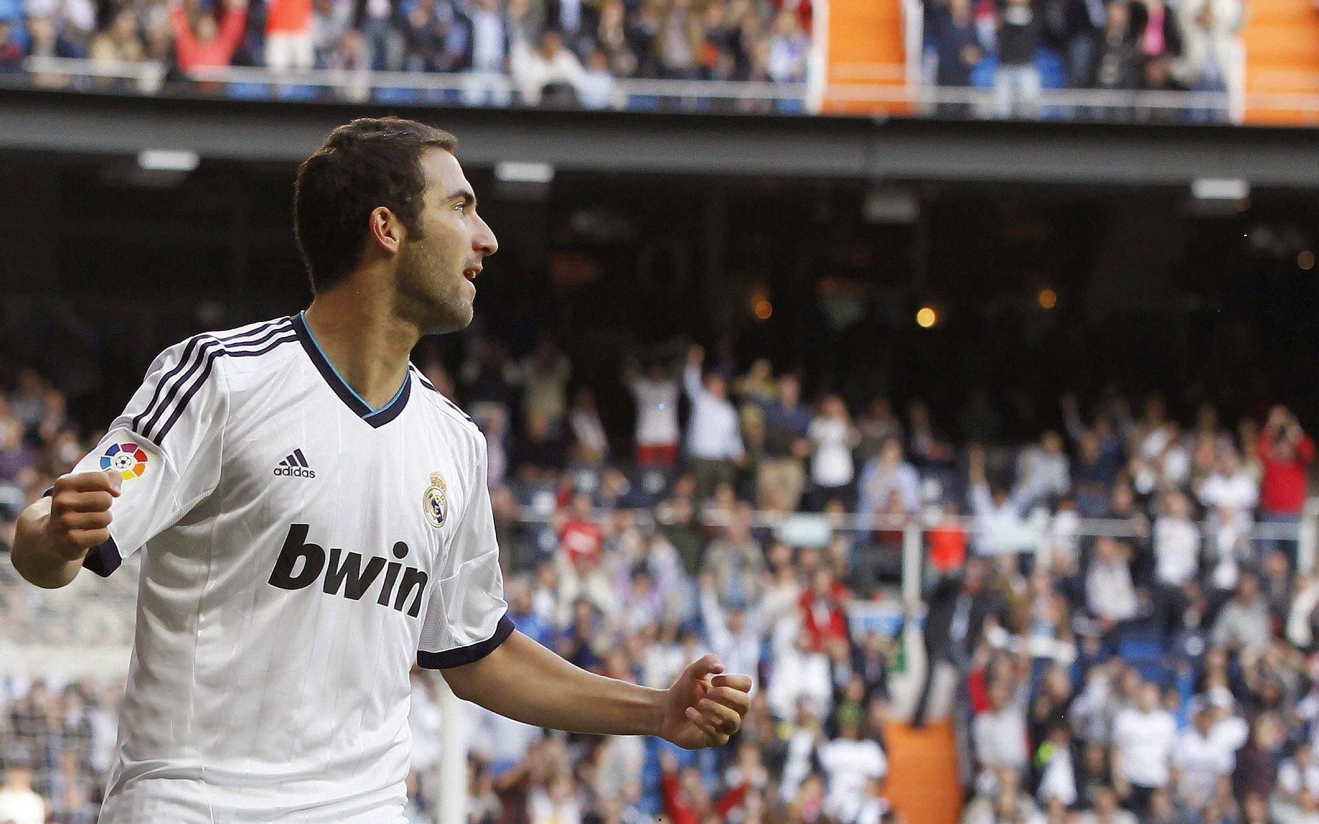 谁主沉浮？单赛季英超进球之巅的绿茵传奇与新时代挑战者